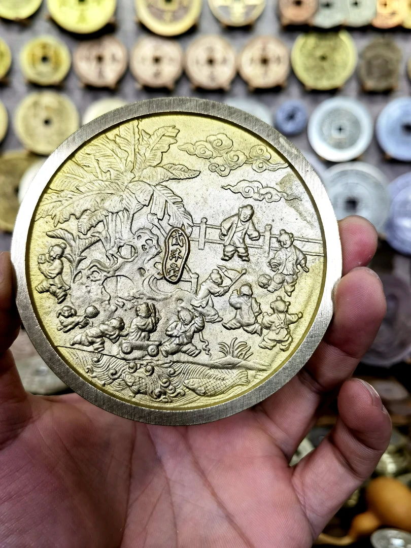 黄铜  婴戏蹴鞠图 铜镜  98mm*6mm