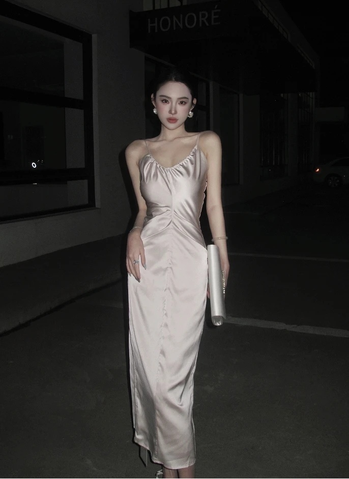 吊带小白裙夏季性感气质设计师小众收腰赫本风修身法式裙子名媛