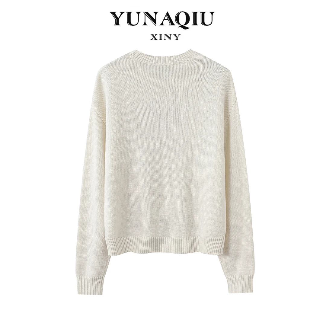 YUNAQIU时尚女士休闲百搭奶白色爱心字母刺绣圆领套头针织衫-2135