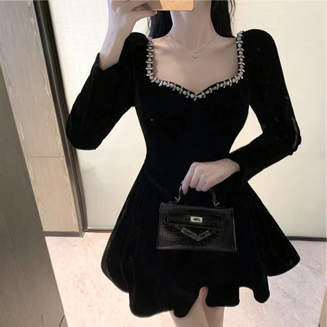 复古方领丝绒连衣裙女秋冬浪漫法式气质优雅收腰短款小黑裙公主裙