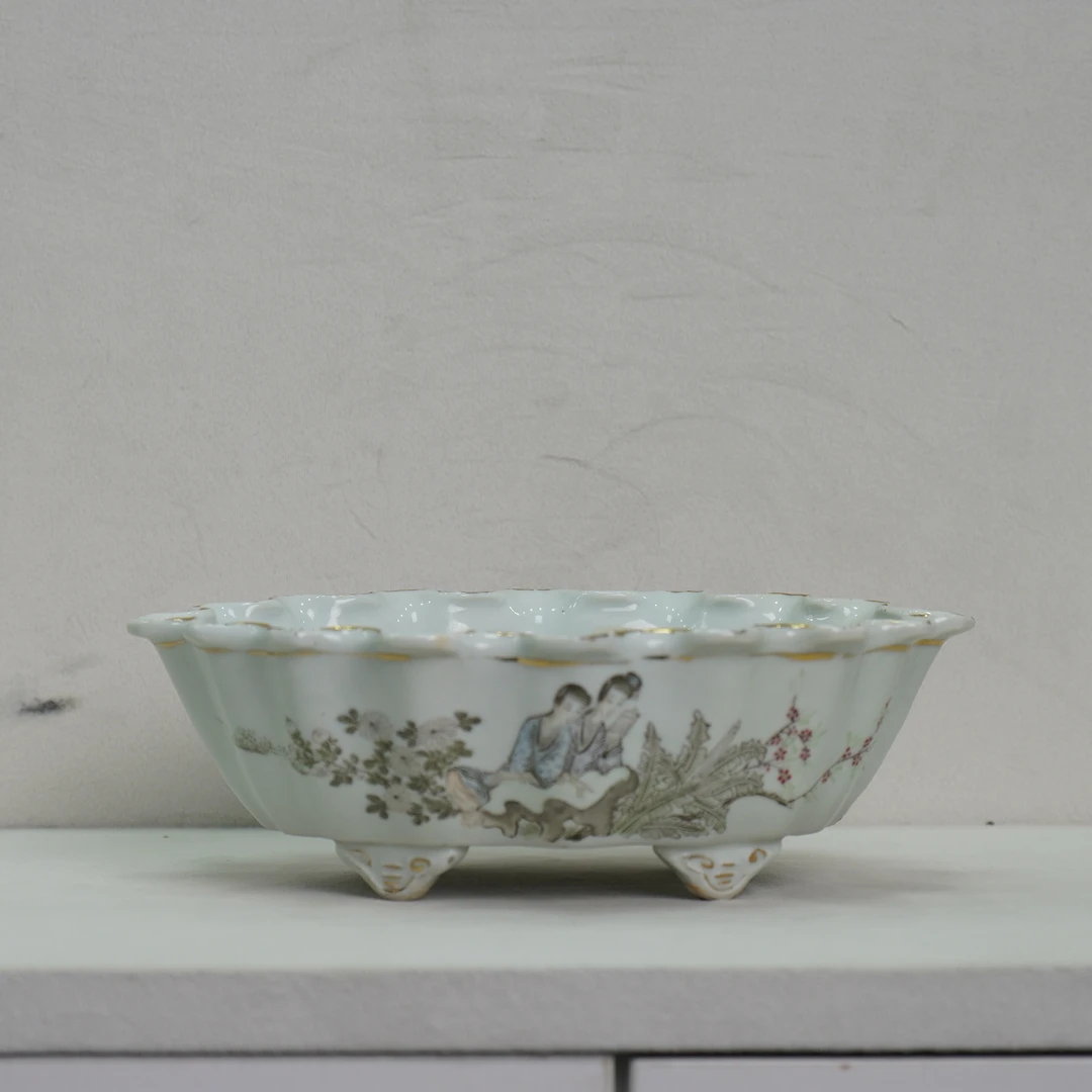 【民国】浅绛彩二乔争春题诗荷叶型深腹花盆