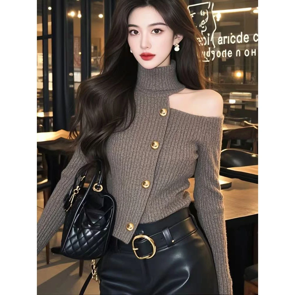 咖色加厚针织毛衣女2024冬季新款时尚网红设计感露肩高领打底上衣