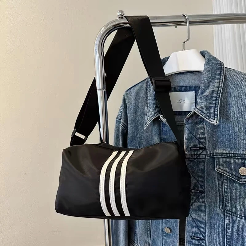 1男女同款通勤单肩斜挎小众设计感肩包健身运动吐司包尼龙牛津布1