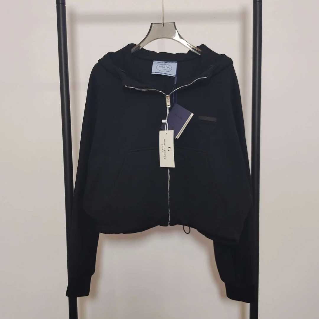 Prada/普拉达/连帽黑色休闲外套 S码 全新带吊 GM001029