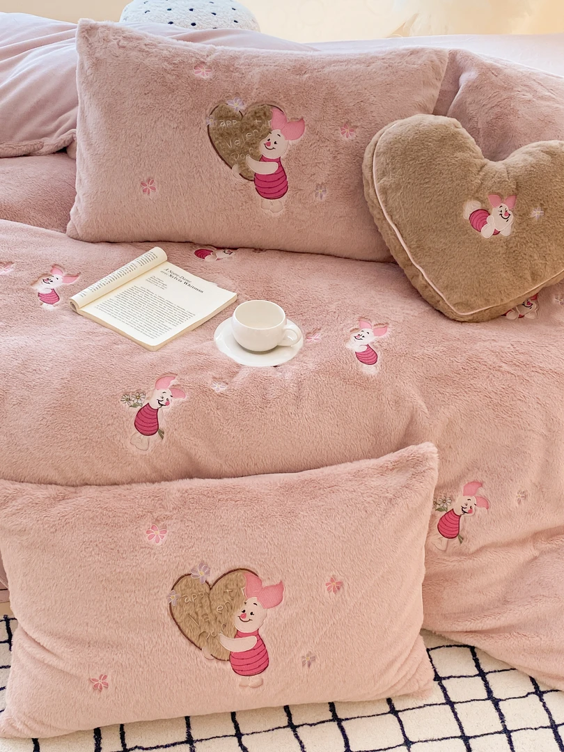 本世家纺秋冬牛奶绒床单四件套可爱小猪刺绣保暖被套单人双人床品