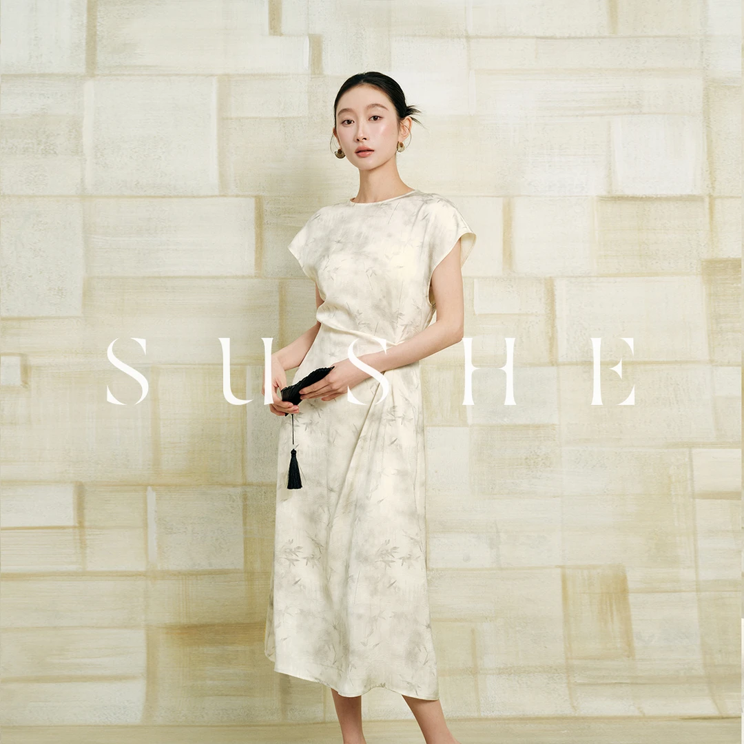 束皙SUSHE远山雪竹水墨竹叶雾影扭结收腰连肩圆领连衣裙女气质