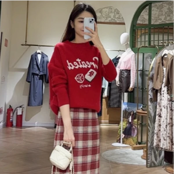 朵以2024冬新款圆领毛衣红色女撞色麻将字母印花套头38DD539039