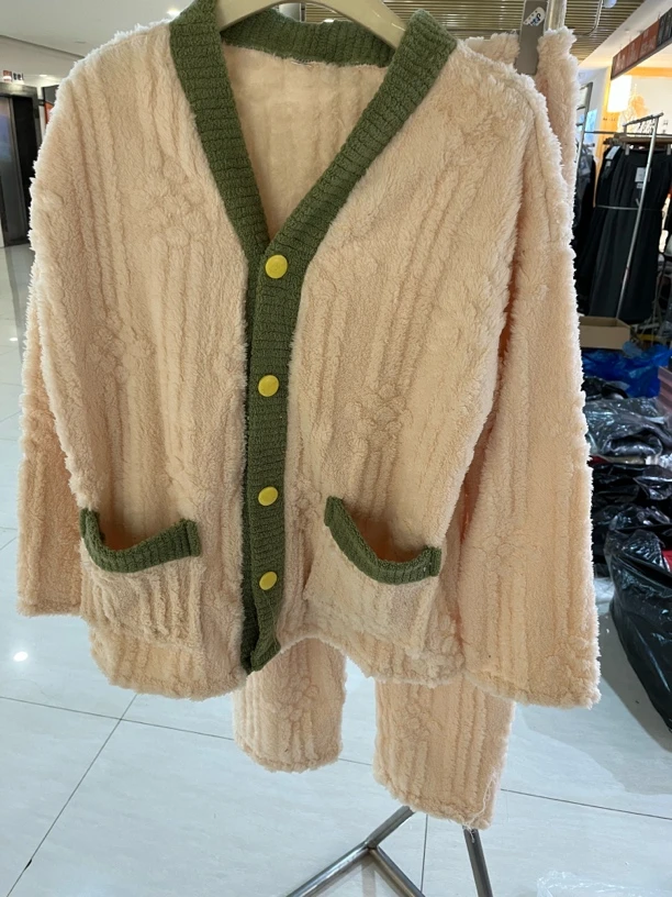 666女士珊瑚绒睡衣套装加厚保暖软绵绵家居服V领系扣