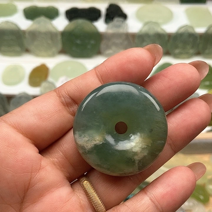 蛇纹石玉颈饰未镶嵌