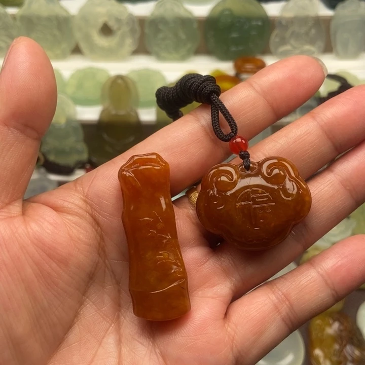 蛇纹石玉颈饰足银镀金镶嵌