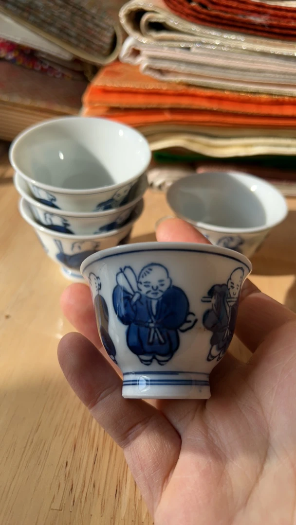 青花手绘人物杯子一口杯口径6厘米高4厘米