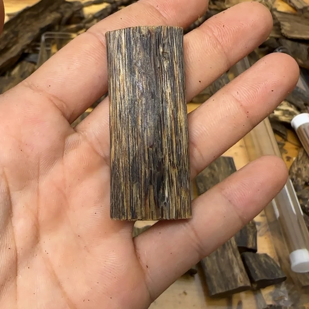 沉香梅**a绿奇楠沉香吊牌7.4克