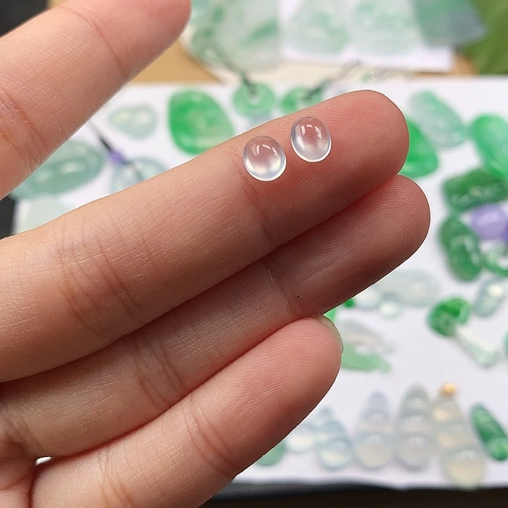 翡翠颈饰未镶嵌蛋面一对