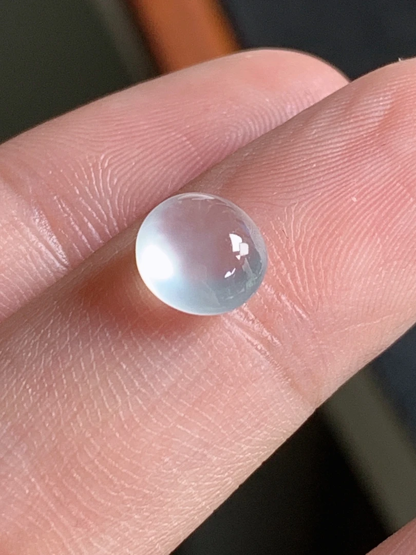 天然缅甸翡翠A货冰种起光蛋面，尺寸7.4*7*3.8