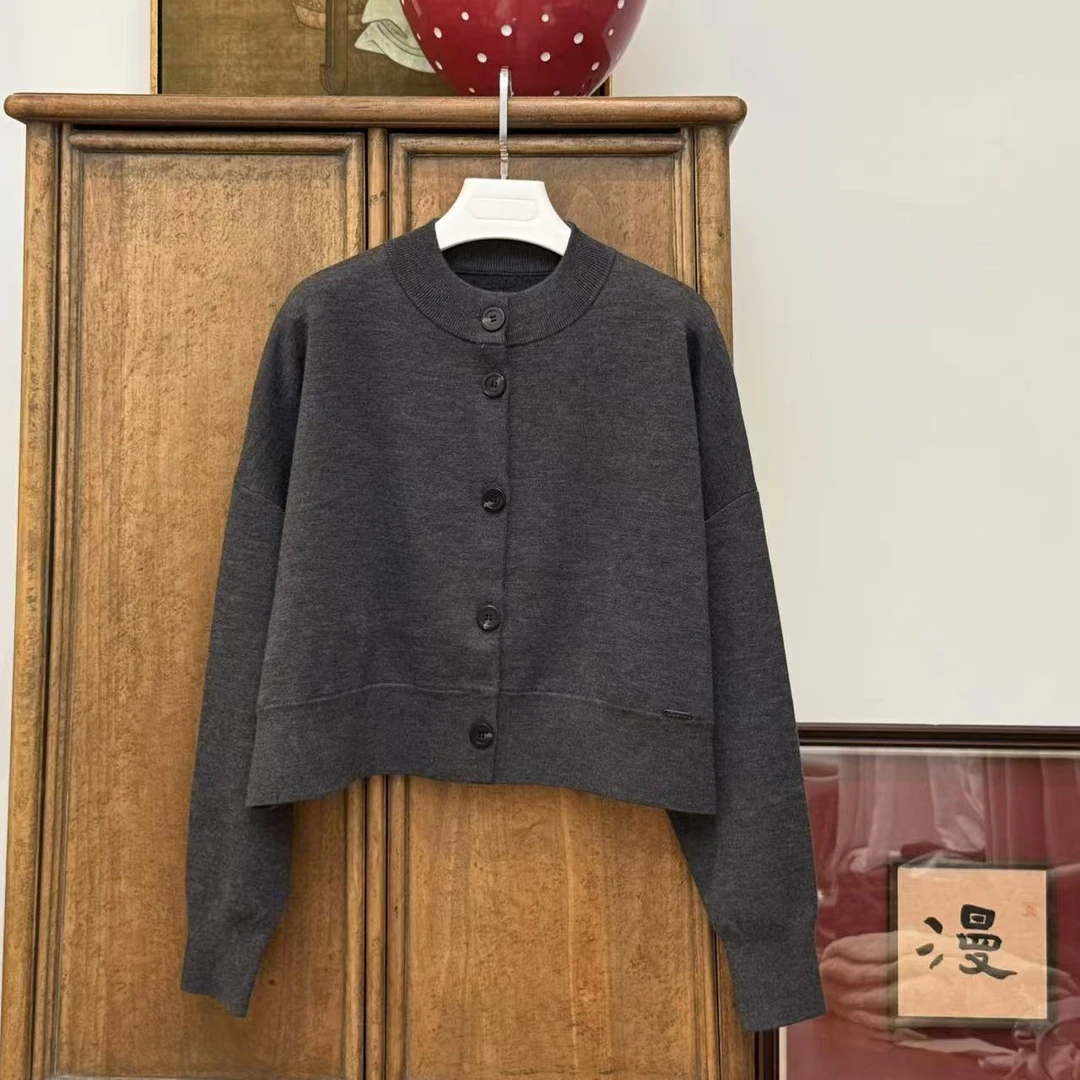 漫颜刘2024秋冬新品美丽诺羊毛灰色针织开衫圆领长袖单排扣针织衫