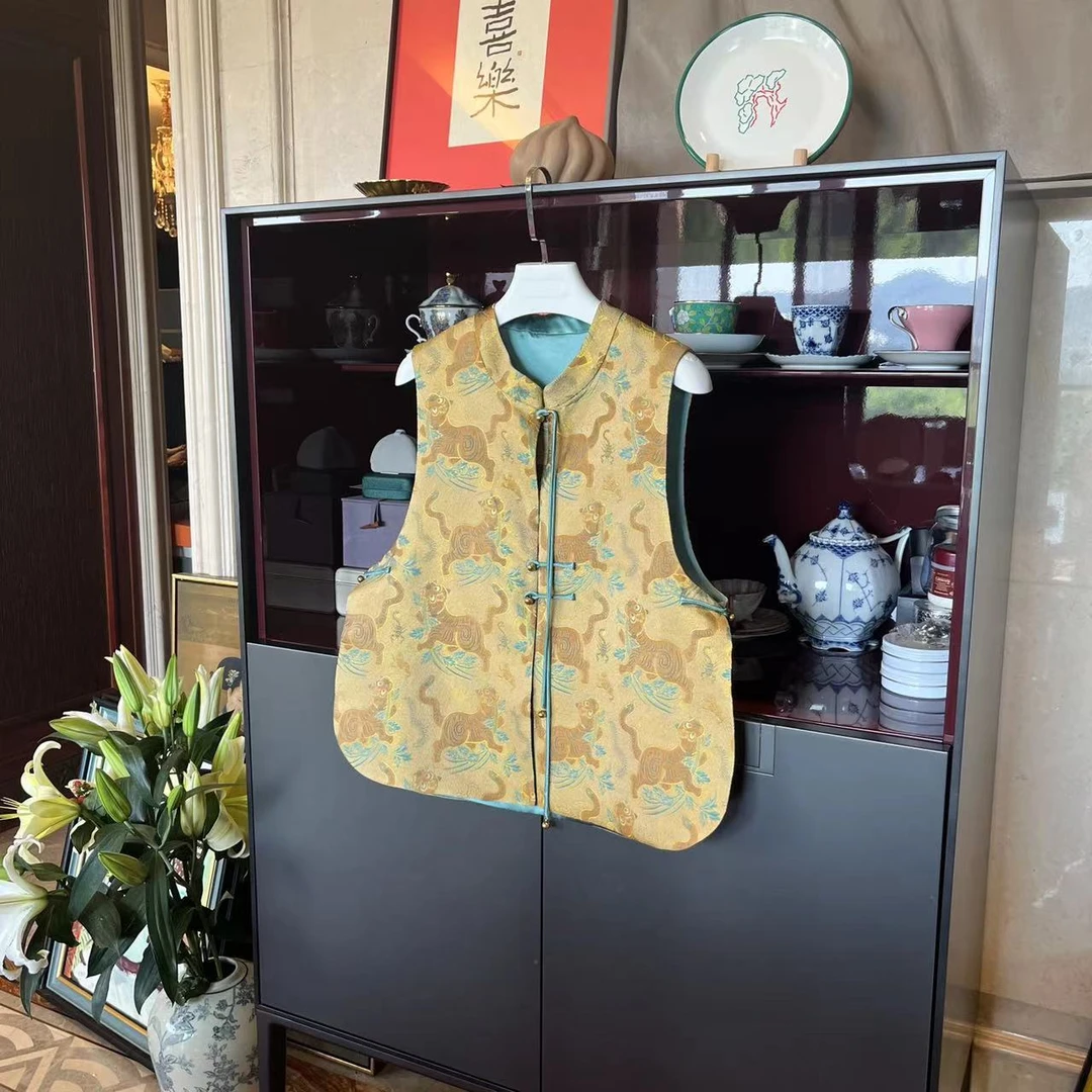 漫颜刘2024春夏新品钱小萍桑蚕丝虎毒黄色马甲圆领无袖中式上衣