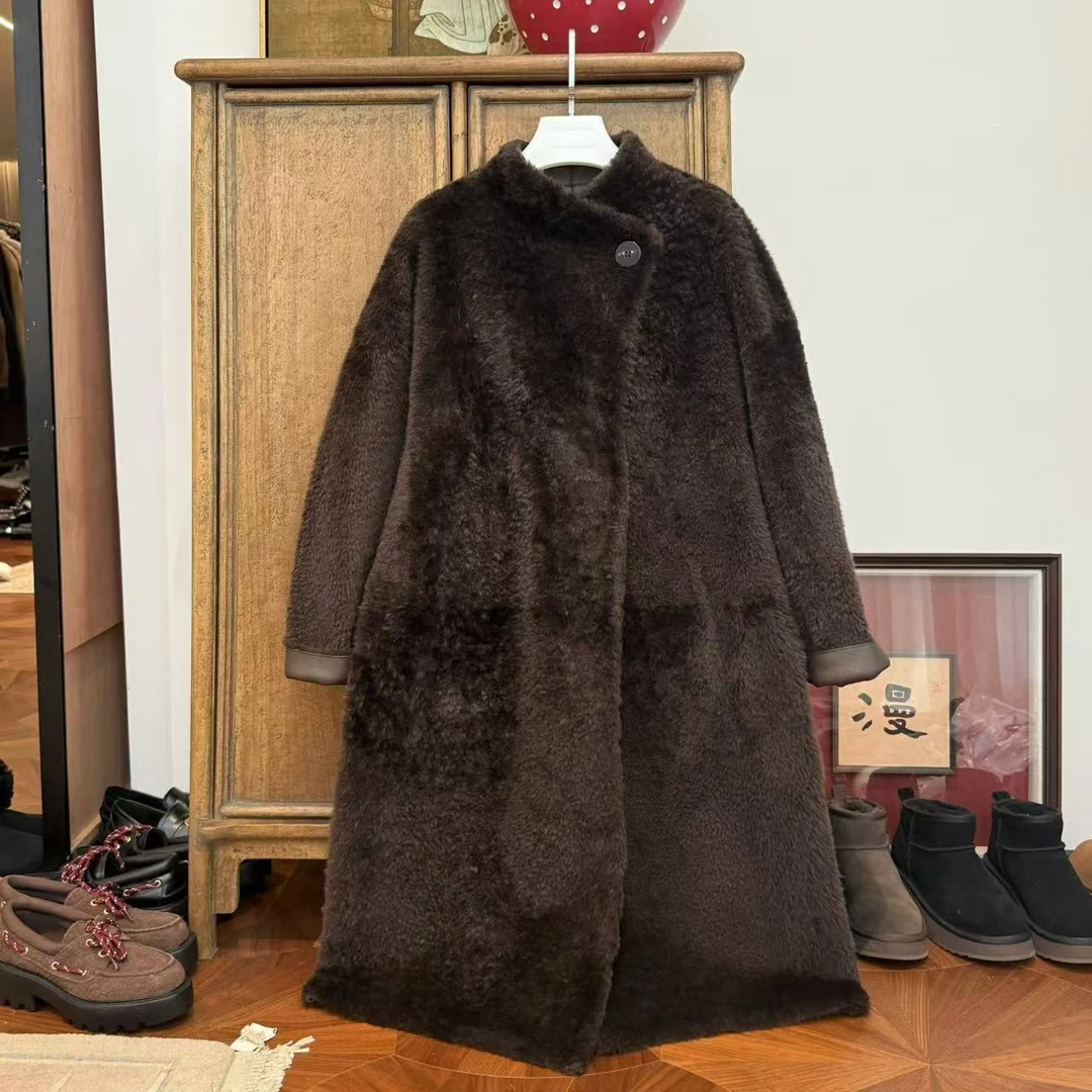 漫颜刘2024秋冬新品羊皮皮毛一体咖色外套立领美丽诺一粒扣长皮草