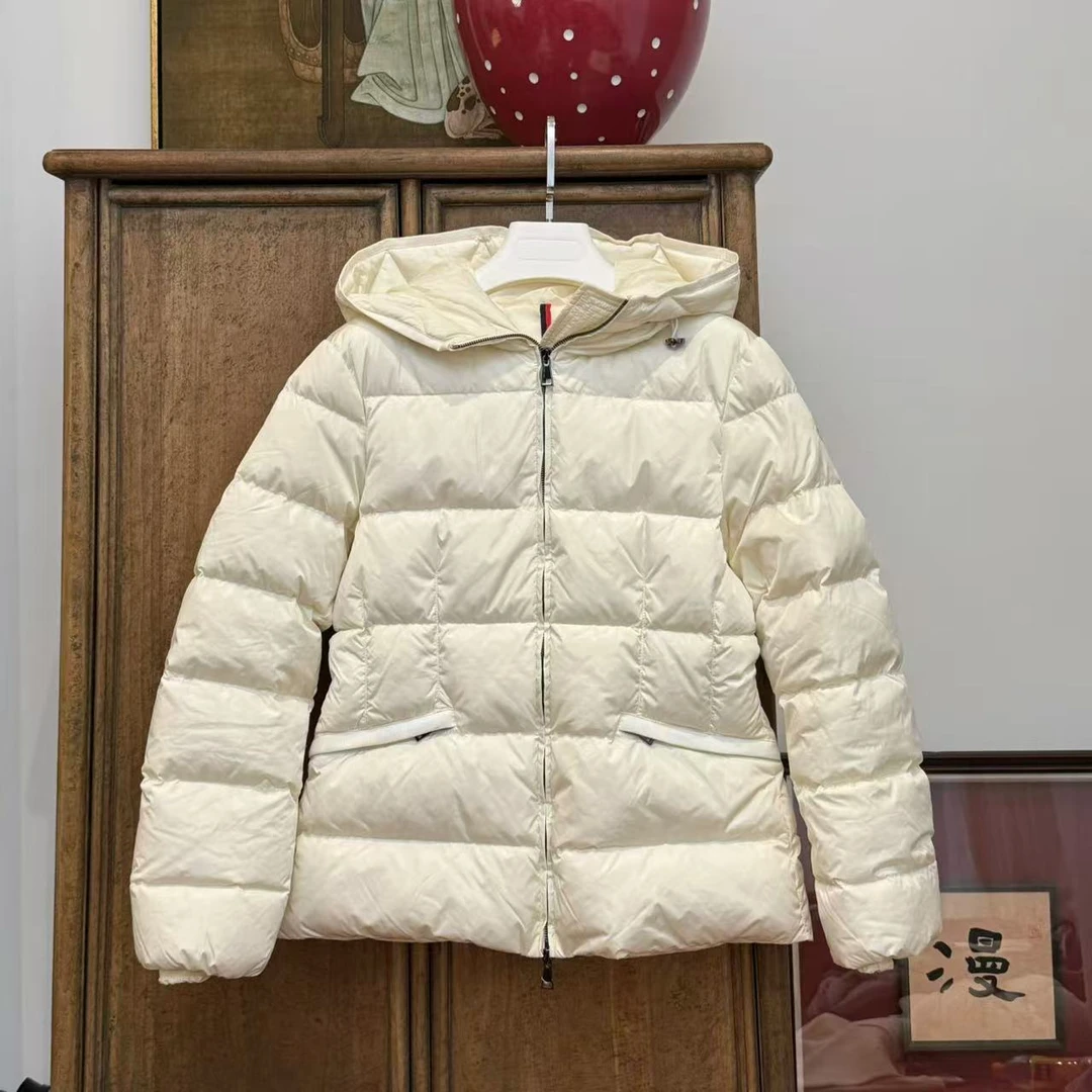 漫颜刘2024秋冬新品白色锦纶鹅绒羽绒服横格纹连帽宽松羽绒外套
