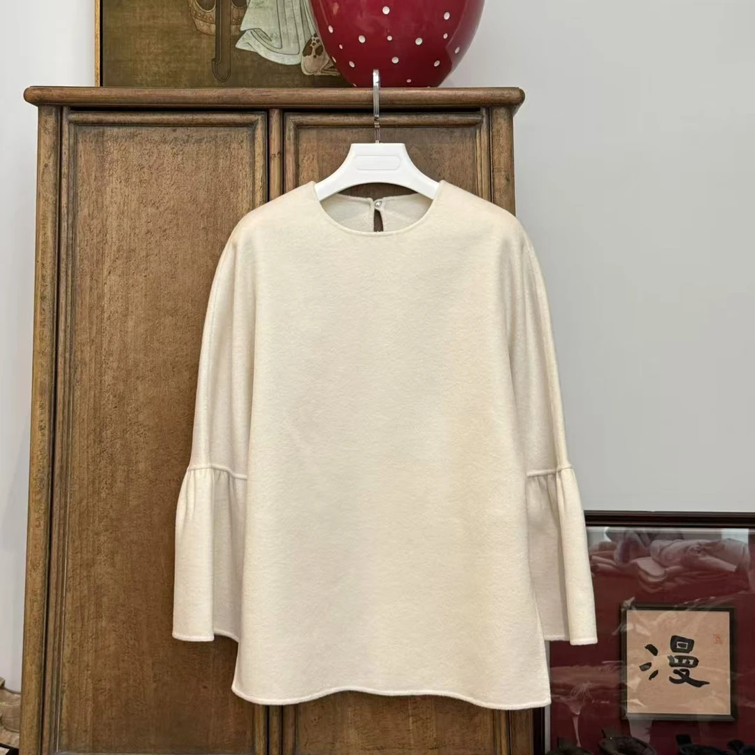 漫颜刘2024年秋冬新款羊绒白色上衣喇叭袖休闲时尚一粒扣圆领上衣