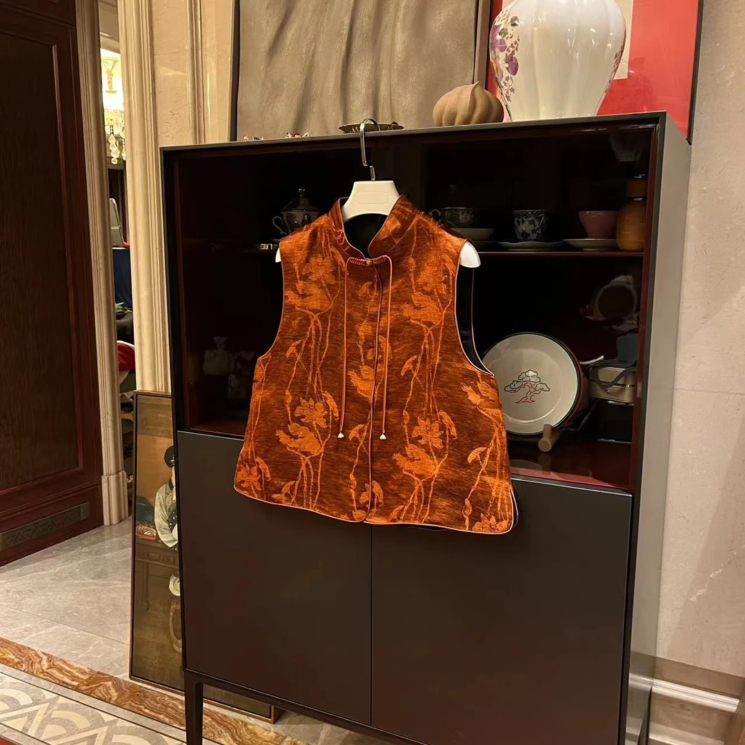 漫颜刘桑蚕丝橘红色马甲2023秋冬新品立领无袖单排扣纯色上衣