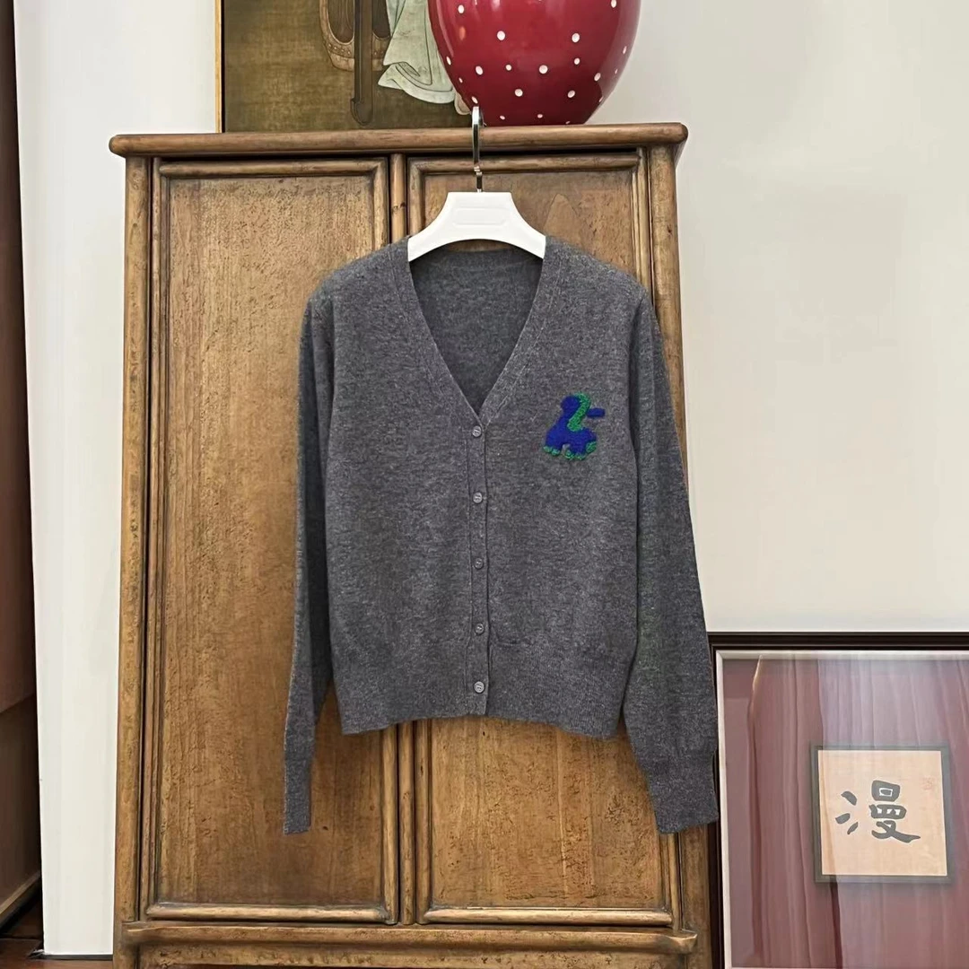 漫颜刘2024秋季新品羊毛灰色针织开衫V领长袖羊驼毛毡宽松针织衫