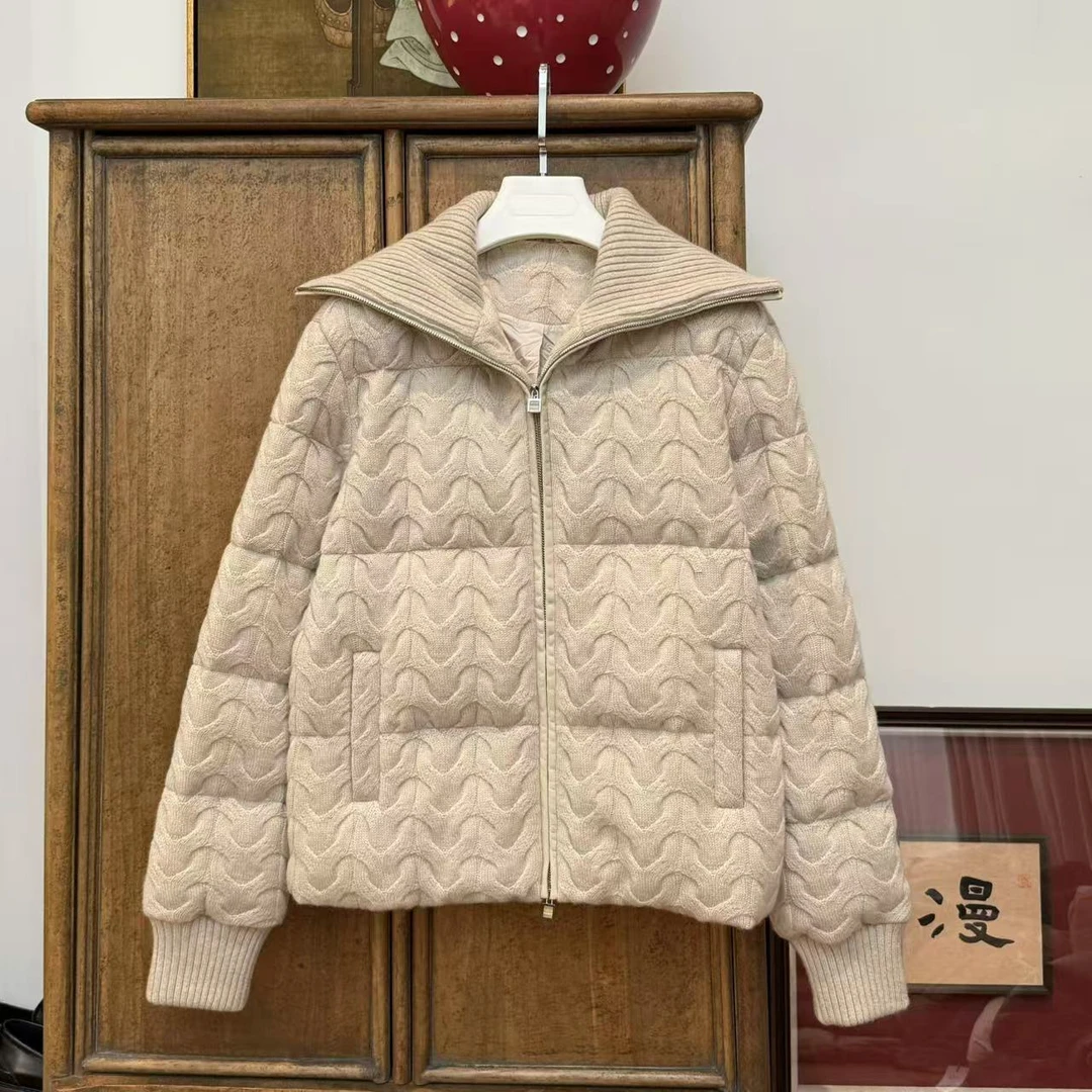 漫颜刘2024年秋冬新款羊绒鹅绒浅杏羽绒服大翻领针织双拉头外套