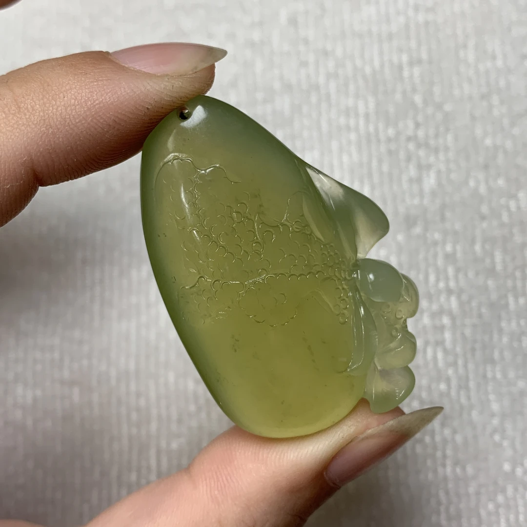 岫玉绿冰莲花俏色巧雕吊坠荷花女款高冰