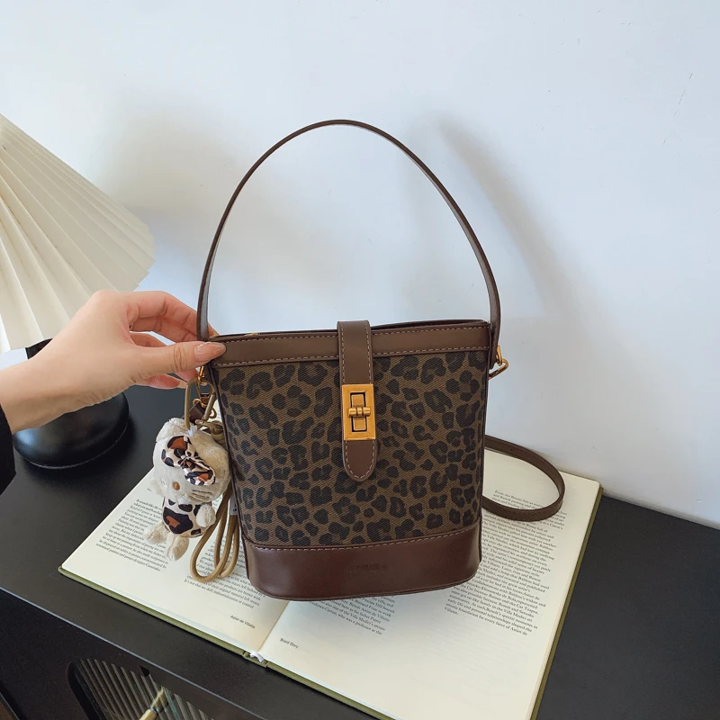 新款手提水桶包包女2024新款潮洋气百搭复古通勤包质感单肩斜挎包