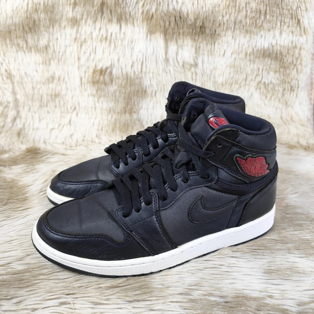 42.5码 正品 AJ1 黑丝绸中帮 9新 小瑕疵见详情 公价:1199#461H2