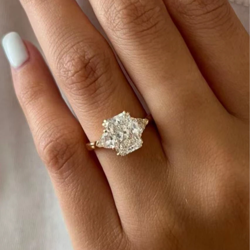 【合成/培育】（预售）18K金雷迪恩爱心三石钻戒-2克拉D色vs-12号圈口