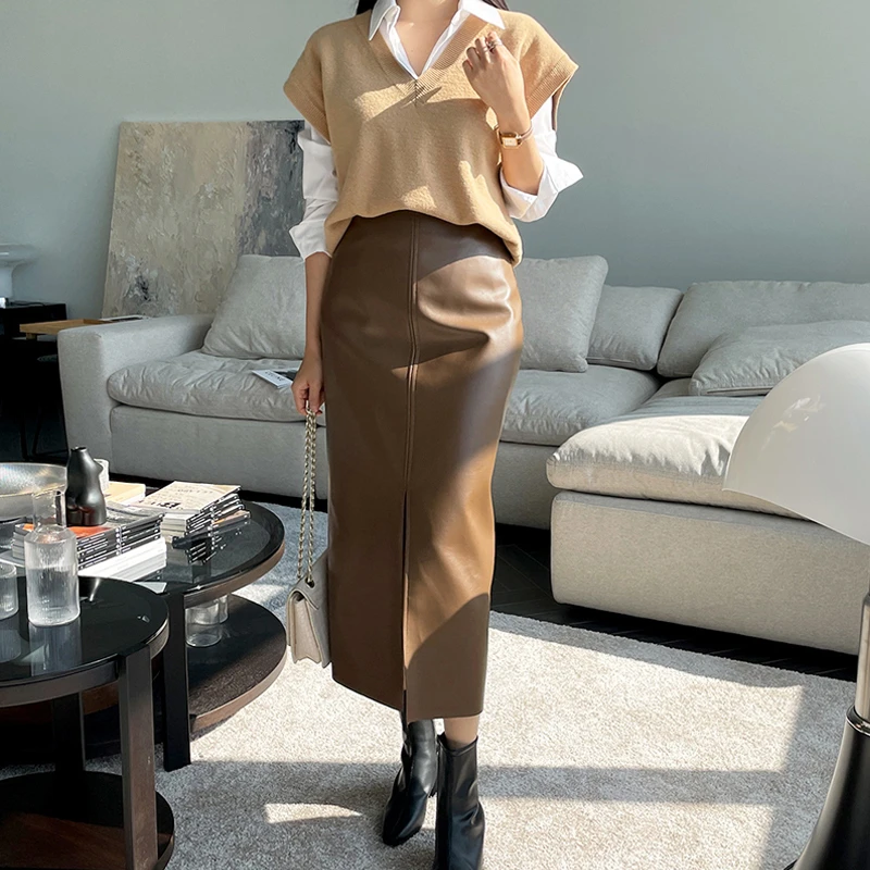 棕色亮光PU皮裙2025秋冬新款女前中开叉春季长裙高腰包臀裙一步裙