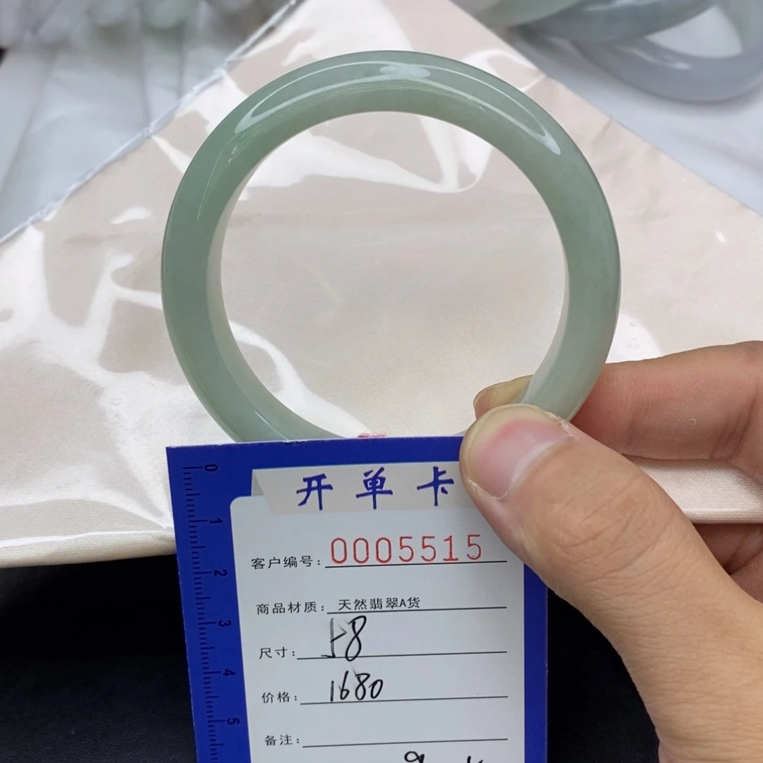 翡翠手镯未镶嵌妙**?翡翠