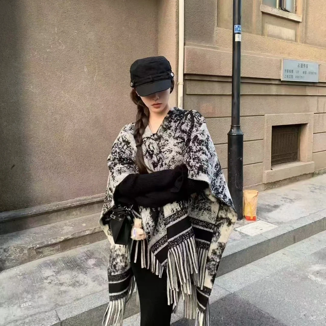 水墨画厚款仿羊绒格子披肩秋冬斗篷高级感外搭围巾女春秋时尚披肩