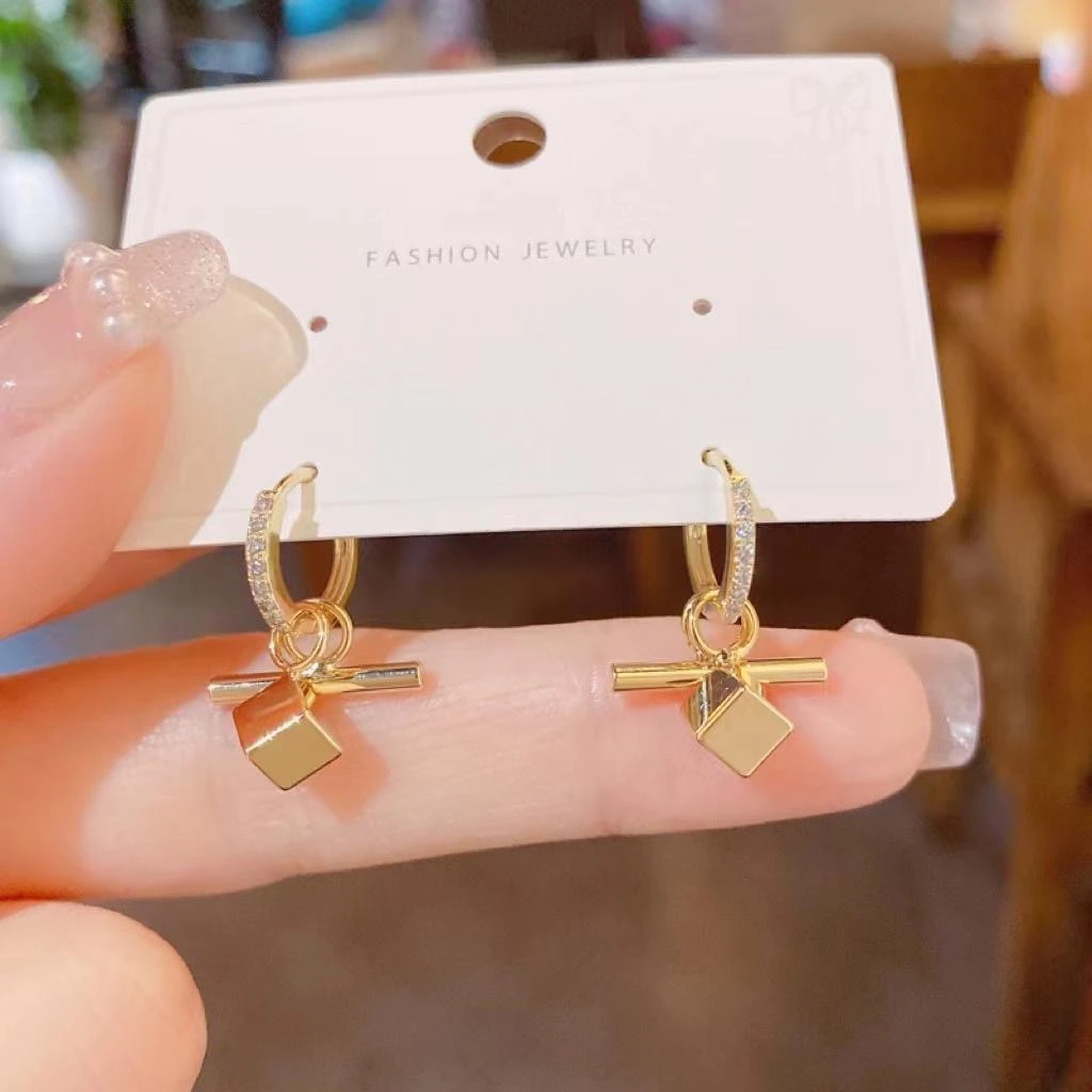 铜合金耳饰  38好物轻奢百搭气质新款时尚简约方块两戴款A7819