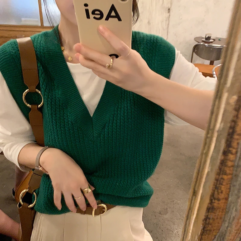 2023年早秋新款韩版叠穿无袖针织背心毛衣马甲女V领宽松时尚外穿