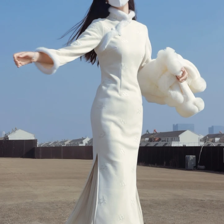 俏娘鱼蓝色素雅新中式绣花毛绒领旗袍女2025冬新款加绒保暖年轻款