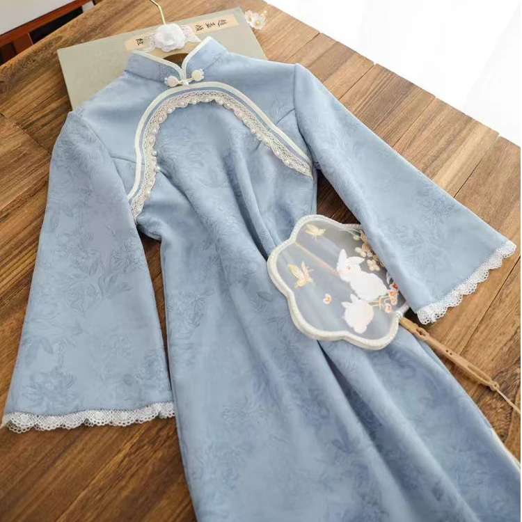 俏娘鱼2024年秋冬新款气质优雅年轻款淑女范蓝色麂皮绒倒大袖旗袍