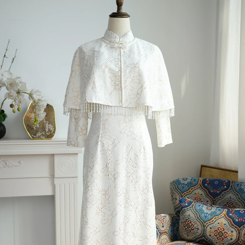 俏娘鱼2025年春季新款新中式复古风米白蕾丝长袖斗篷旗袍日常可穿