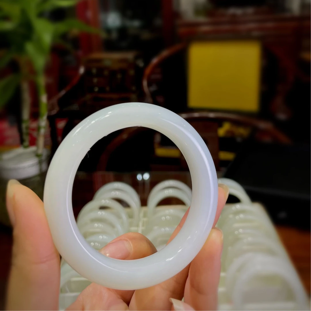 天然精品和田玉白玉手镯女款气质白色时尚女士冰透美人镯白手镯