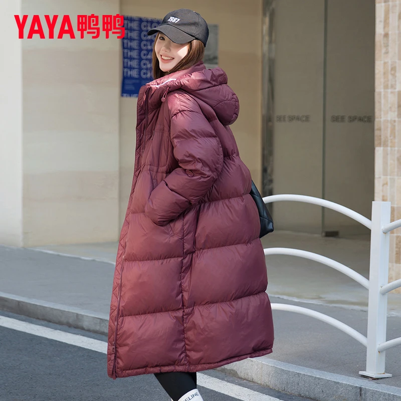 YAYA/鸭鸭红色羽绒服女2024新款冬季时尚长款过膝连帽加厚外套潮