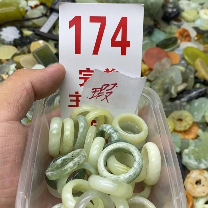 蛇纹石玉挂坠未镶嵌