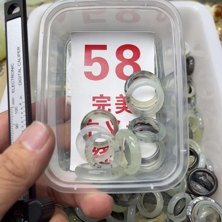 蛇纹石玉挂坠未镶嵌