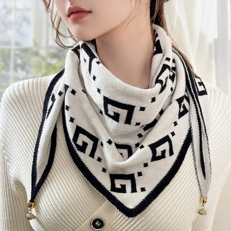 2024新米兰家山茶花秋冬围脖保暖双色磁扣双面针织三角巾保暖围巾