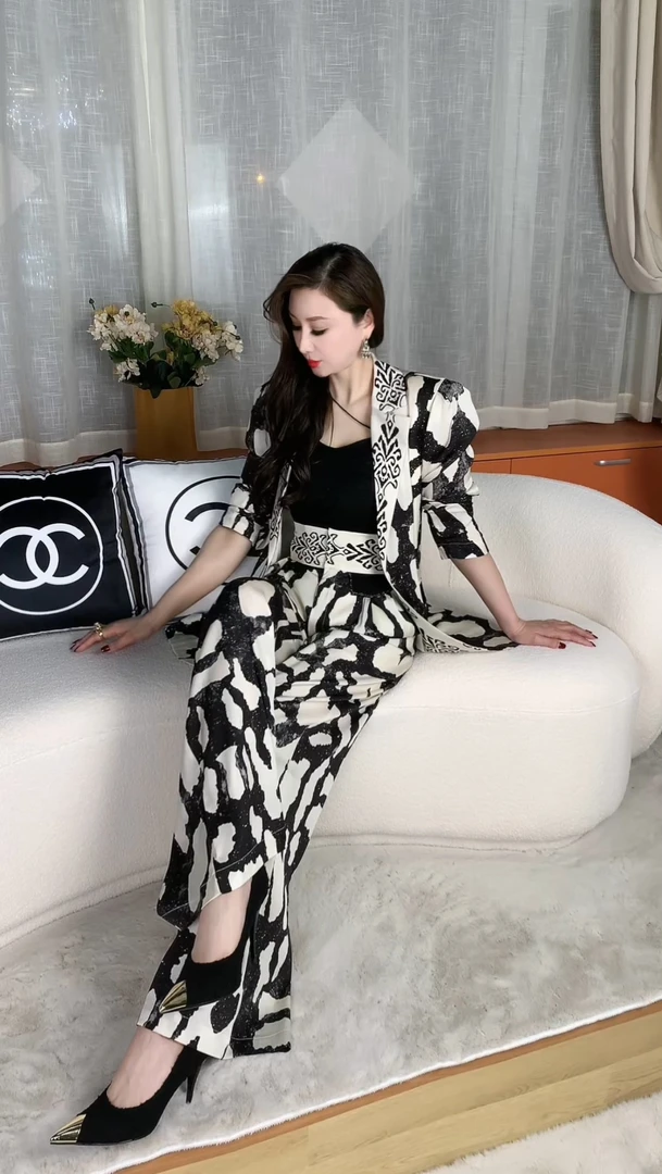 设计师款高端女装春夏新款图腾拼花优雅风套装