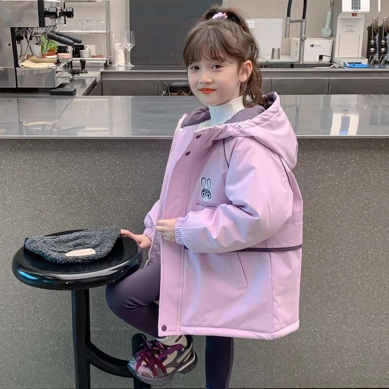 女童冬装外套2025新款儿童洋气女孩冬季冲锋衣加绒加厚卡通派克服