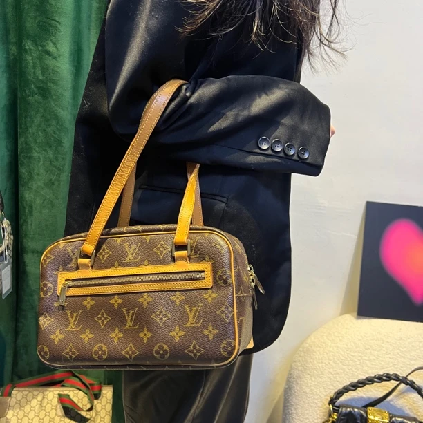 95新 LV G525复古老花开口笑单肩包