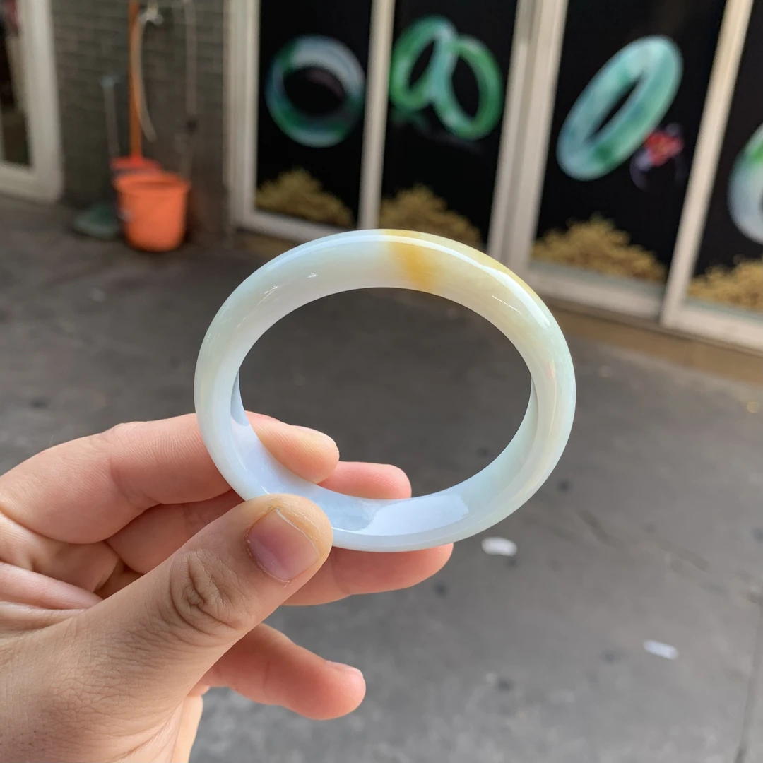 批发档口实拍无美颜老种晴底带黄翡一抹黄!54微瑕缅甸翡翠手镯A货