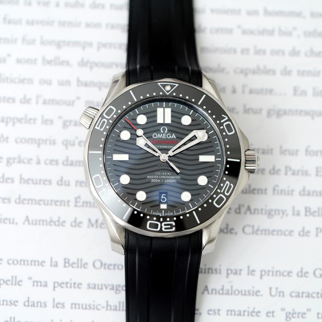 95新 Omega/欧米茄 22年海马系列海马300黑盘胶带男士经典机械表