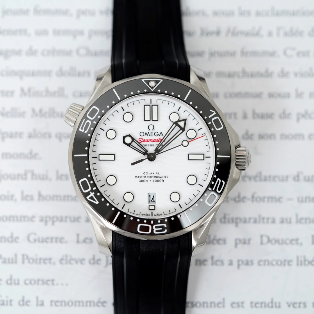 95新 Omega/欧米茄 22年海马系列海马300白盘胶带男士经典机械表