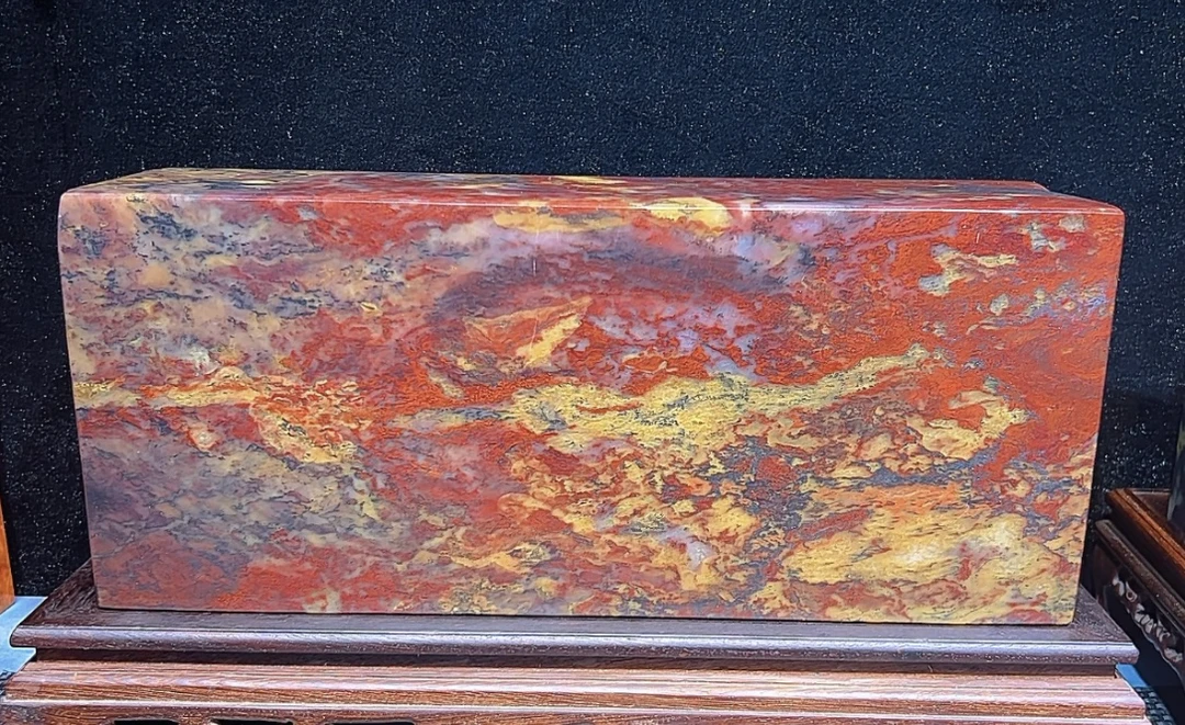 鸡血玉大地料飘丝红摆件